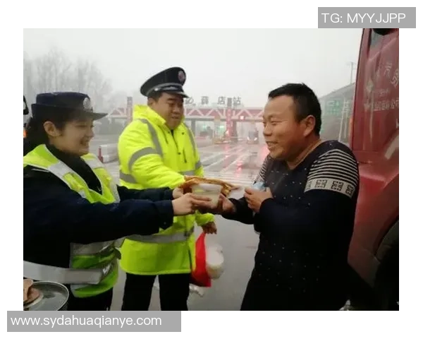 足球巨星亲自送外套给球迷展现真情厚意温暖冬日寒冷